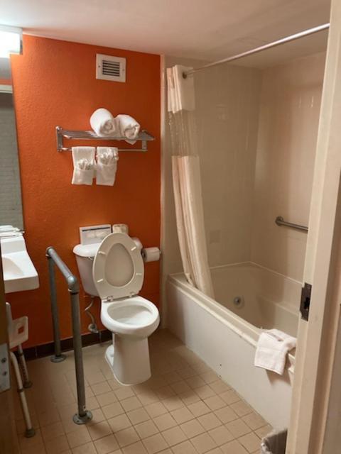 Howard Johnson By Wyndham Williamsburg Hotel