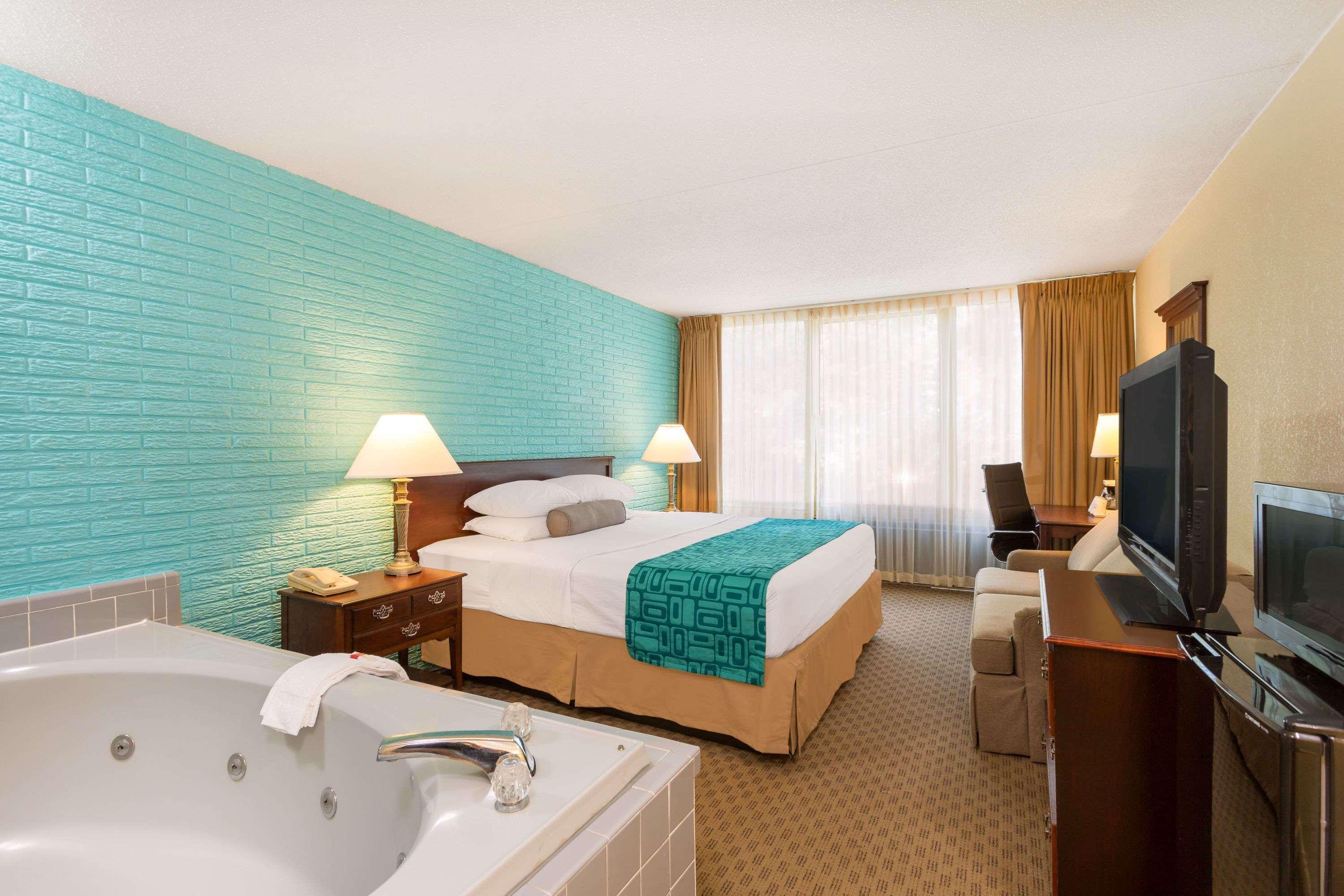 Howard Johnson By Wyndham Williamsburg Hotel 2*